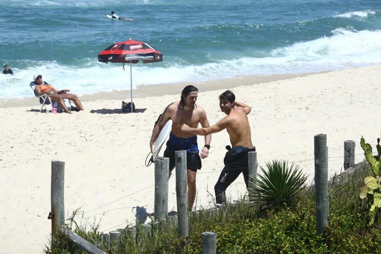 Vladimir Brichta e Rafael Vitti surfam juntos em tarde de folga