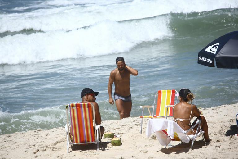 Jogador Diego curte dia na praia com a família