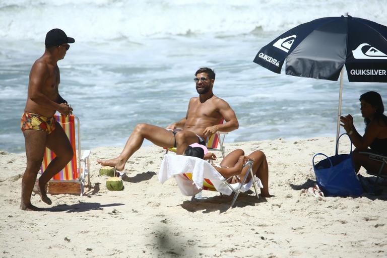 Jogador Diego curte dia na praia com a família