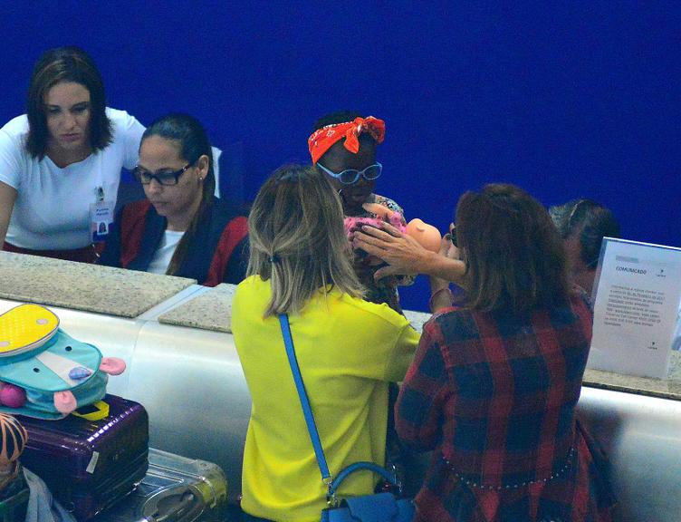 Fofura! Giovanna Ewbank embarca com Titi no Rio
