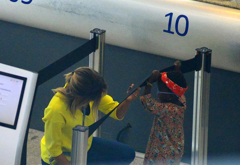 Fofura! Giovanna Ewbank embarca com Titi no Rio