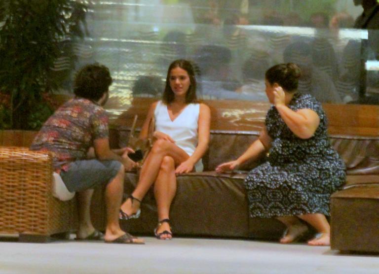 Bruna Marquezine janta com amigos no Rio
