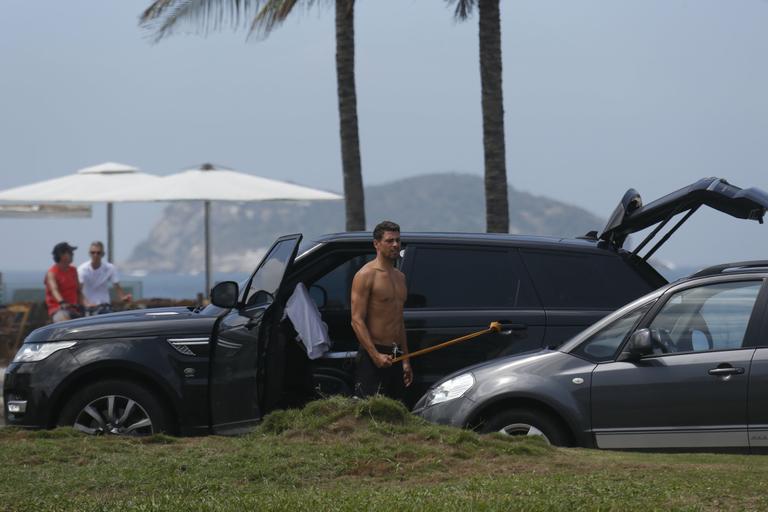 Sem camisa, Cauã Reymond faz exercícios na orla da praia