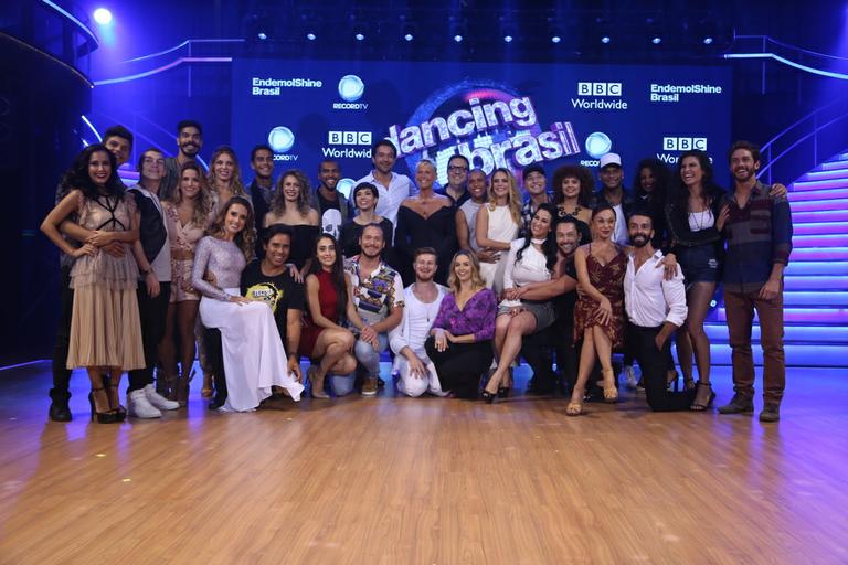 Em coletiva de imprensa, Xuxa apresenta os participantes do Dancing Brasil