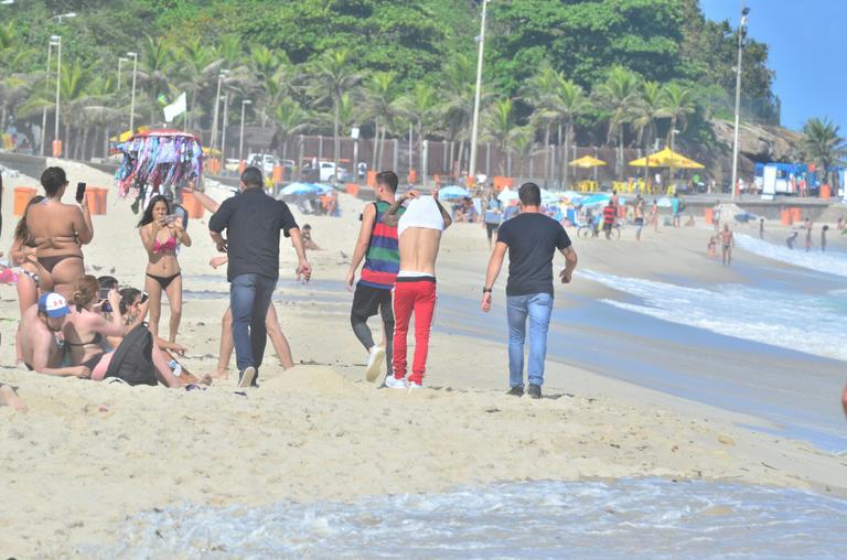 Justin Bieber curte praia de calça e sem camisa no Rio