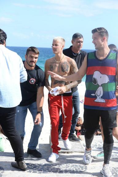 Justin Bieber curte praia de calça e sem camisa no Rio