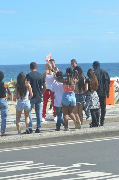 Justin Bieber é cercado por fãs na praia de Ipanema