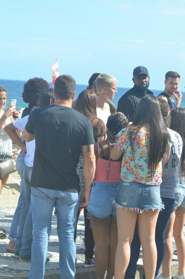 Justin Bieber é cercado por fãs na praia de Ipanema