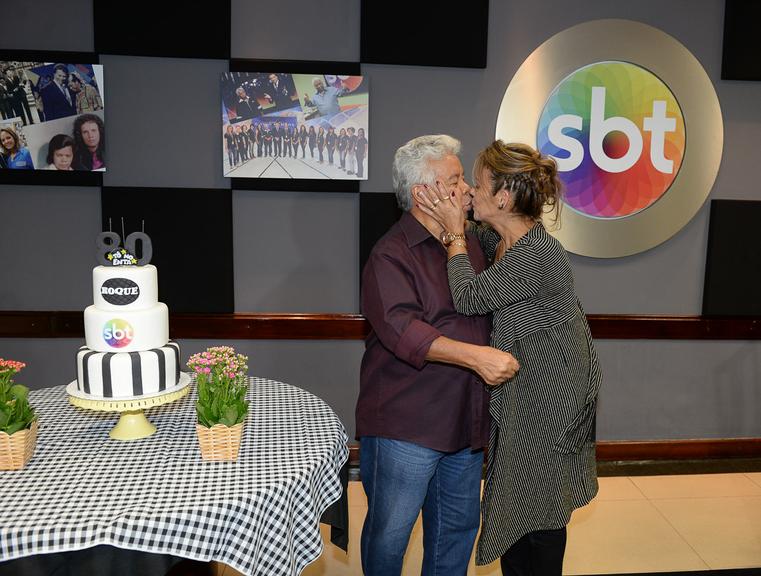 Roque ganha festa de aniversário nos bastidores do SBT