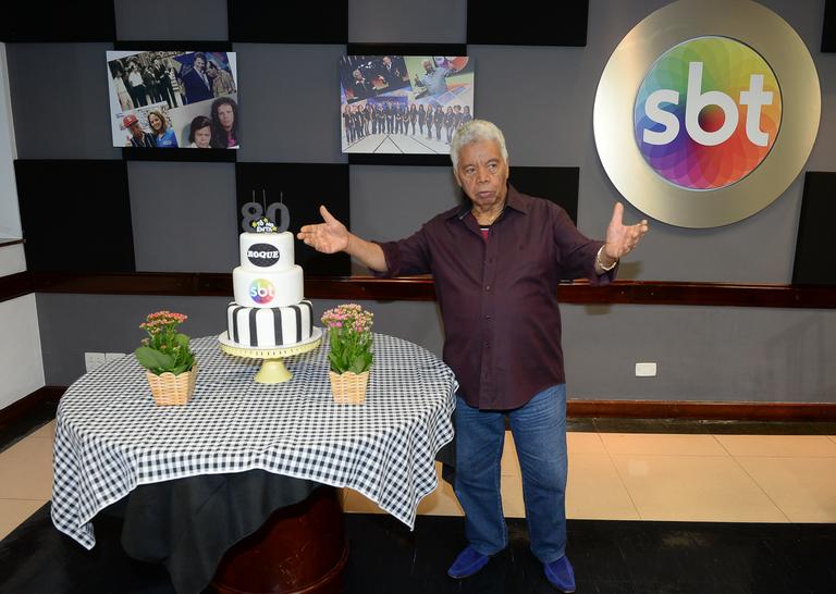 Roque ganha festa de aniversário nos bastidores do SBT
