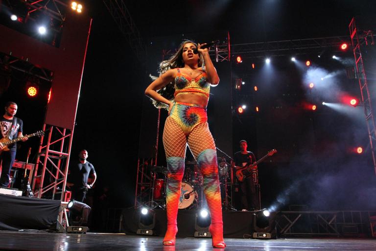 Anitta faz show sensual no Rio de Janeiro