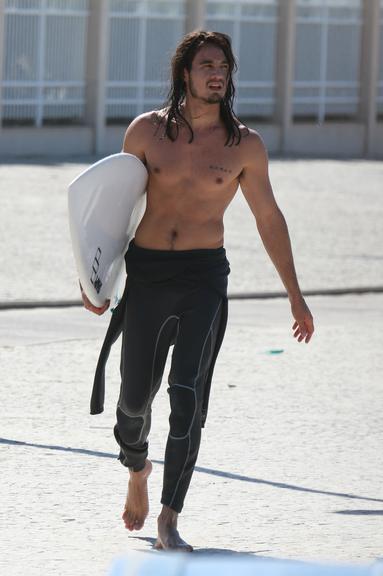 De cabelo solto, Tiago Iorc surfa no Rio e exibe boa forma ao trocar de roupa na rua