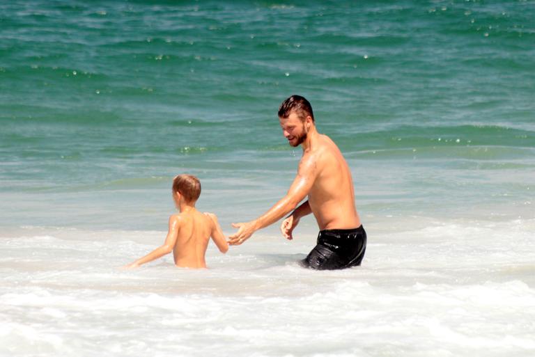 Rodrigo Hilbert curte dia na praia com os filhos gêmeos