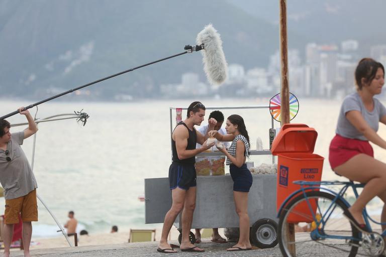 Klebber Toledo e Luisa Arraes gravam as cenas de nova série da Globo