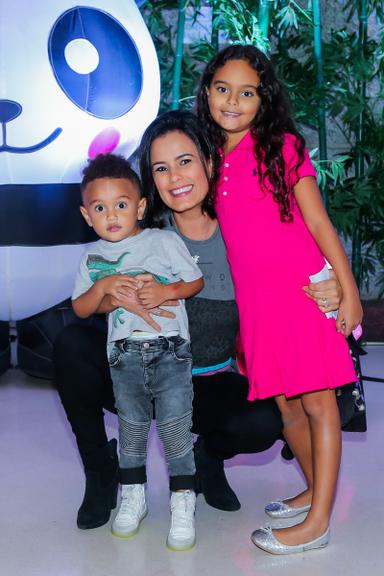 Luciele Di Camargo com os filhos, Helena e Francisco
