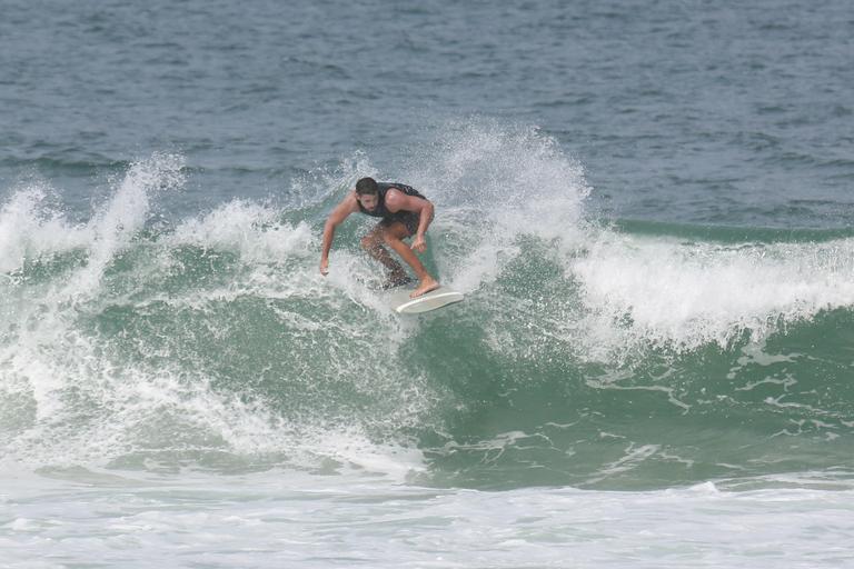 Cauã Reymond mostra habilidade no surfe