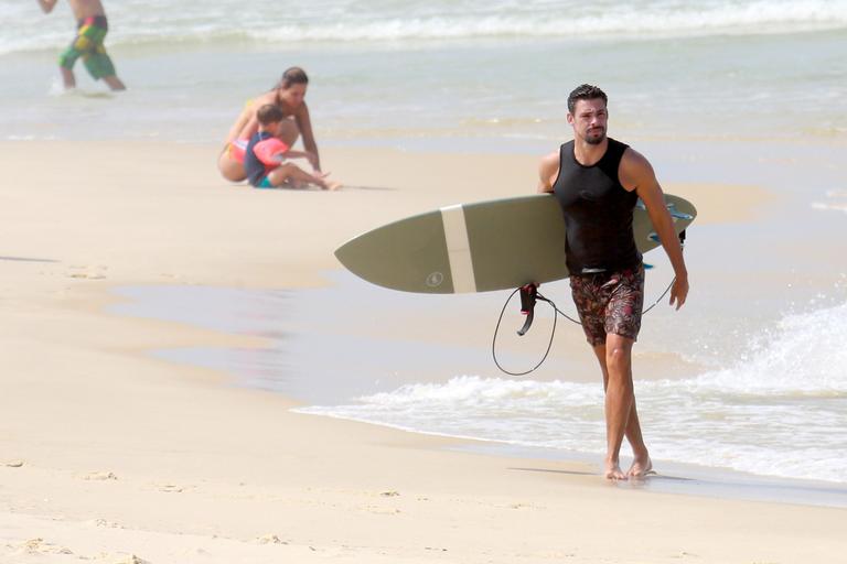 Cauã Reymond mostra habilidade no surfe