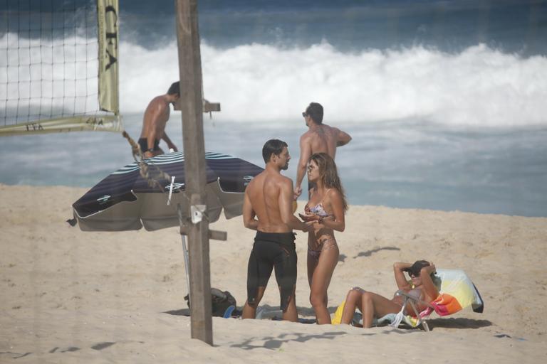 Cauã Reymond e Mariana Goldfarb namoram em praia do Rio