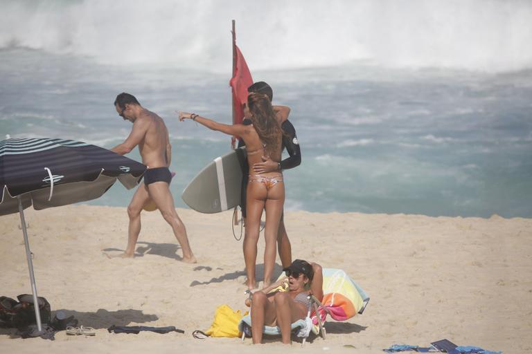 Cauã Reymond e Mariana Goldfarb namoram em praia do Rio