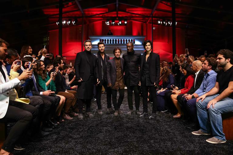 Alexandre Nero, Seu Jorge, José Loreto e Gabriel Leone desfilam a nova coleção de inverno do estilista Ricardo Almeida 
