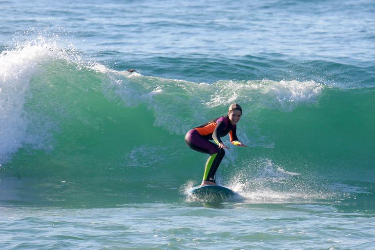 Isabella Santoni dá show em aula de surfe no Rio