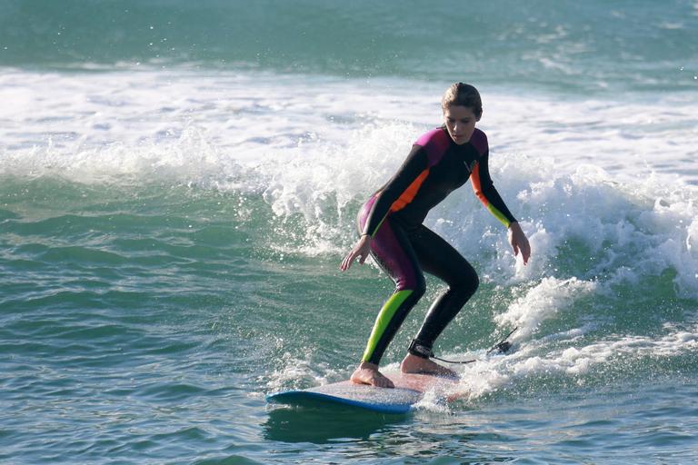 Isabella Santoni dá show em aula de surfe no Rio