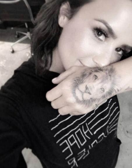 Demi Lovato exibe nova tatuagem, que lembra a de Justin Bieber e Cara Delevingne 