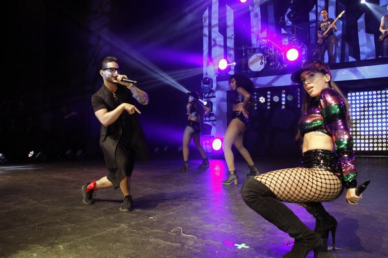 Anitta sensualiza com Maluma em show no Rio