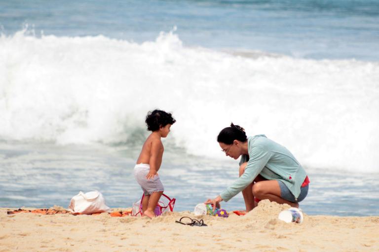 Carolina Ferraz aproveita o dia na praia com a família