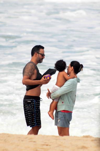 Carolina Ferraz aproveita o dia na praia com a família