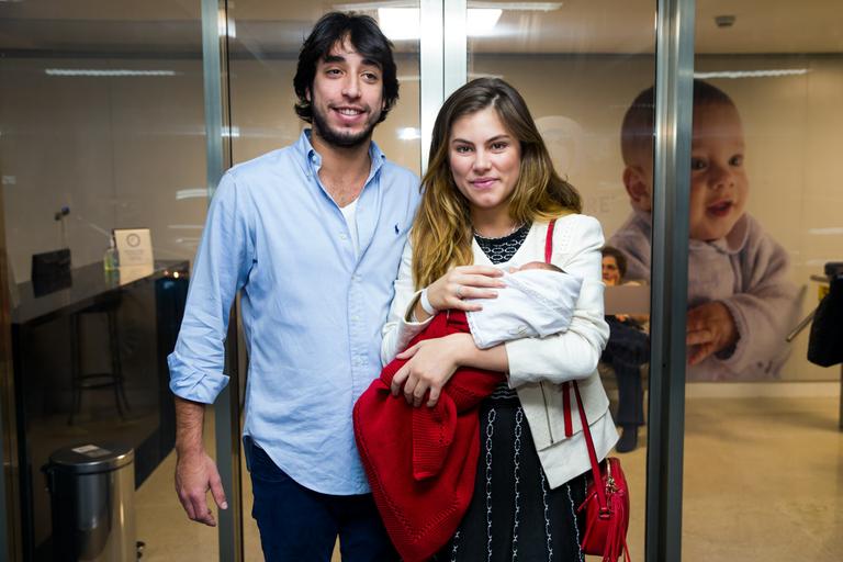 Bruna Hamú e Diego Moregola deixam a maternidade com o filho no colo