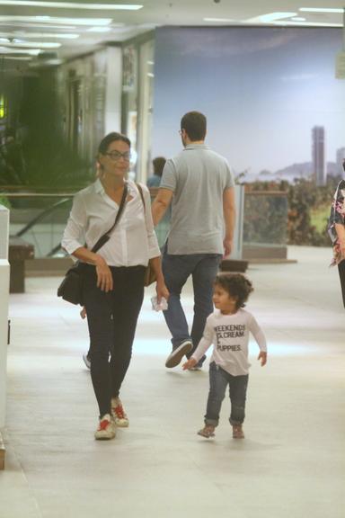 Carolina Ferraz curte passeio com a filha caçula