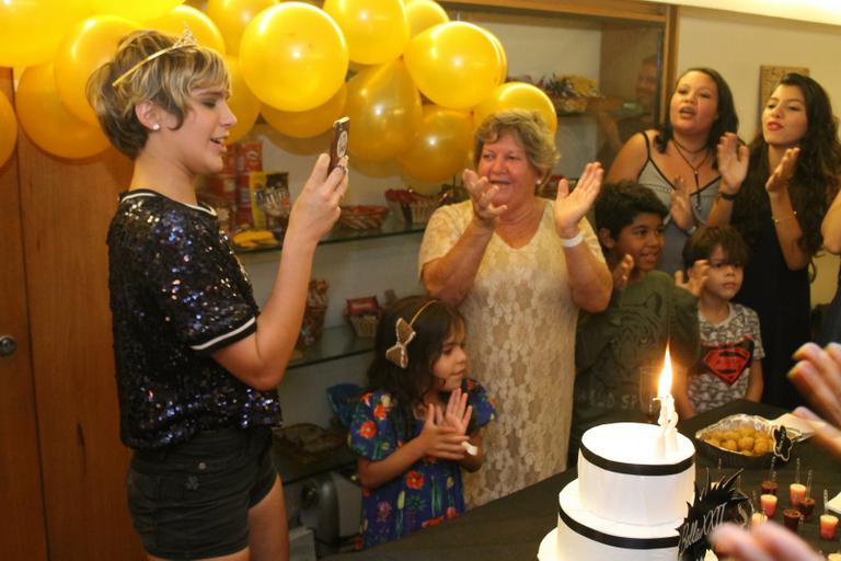 Isabella Santoni comemora 23 anos com festa preparada pelos fãs