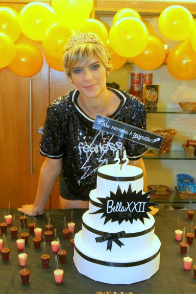 Isabella Santoni comemora 23 anos com festa preparada pelos fãs