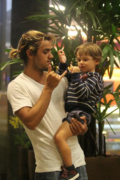 Felipe Simas curte passeio com o filho no Rio