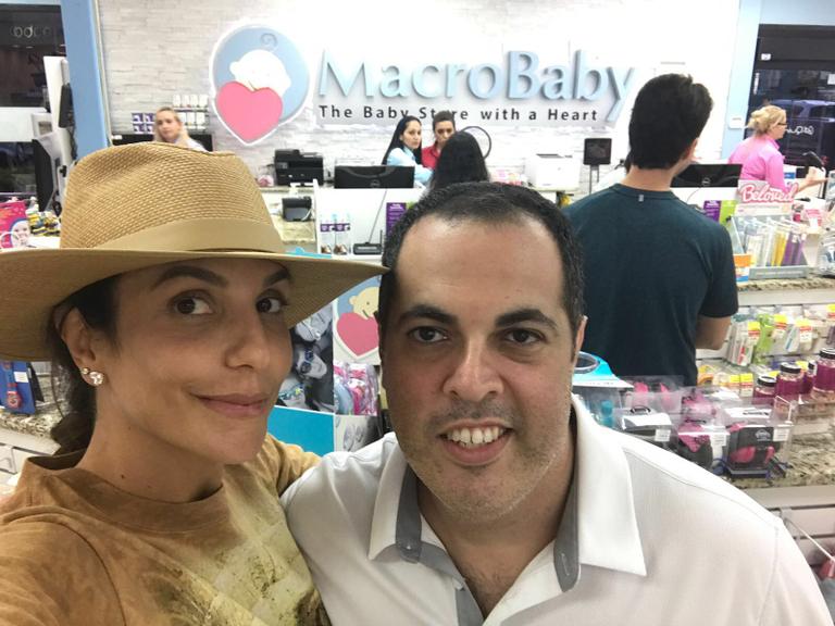 Ivete Sangalo e Richard Harary na loja Macro Baby