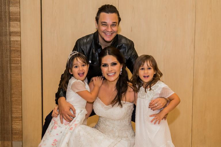Ex- Miss Natália Guimarães desfila com as filhas gêmeas