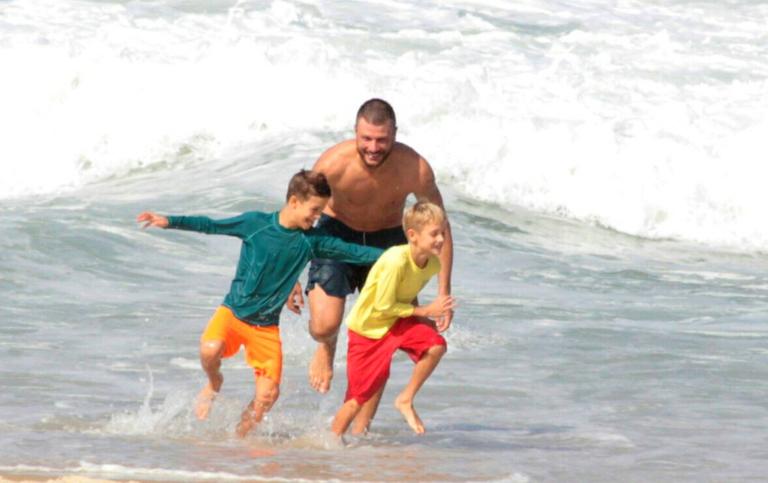 Rodrigo Hilbert se diverte com os filhos Francisco e João em praia no Rio