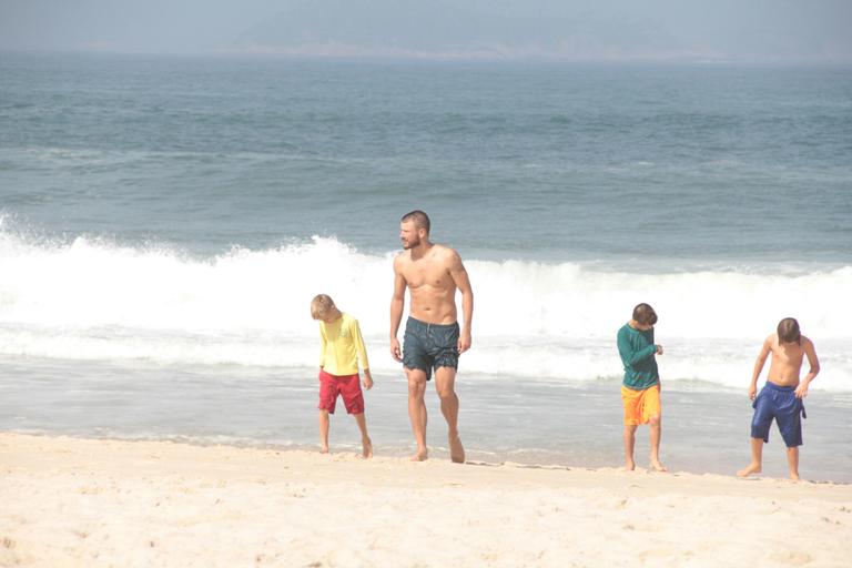 Rodrigo Hilbert se diverte com os filhos Francisco e João em praia no Rio