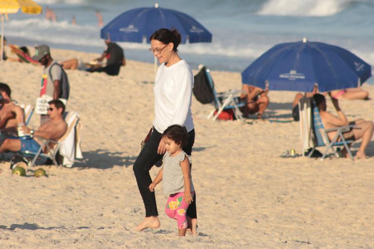 Carolina Ferraz curte dia na praia com a filha caçula