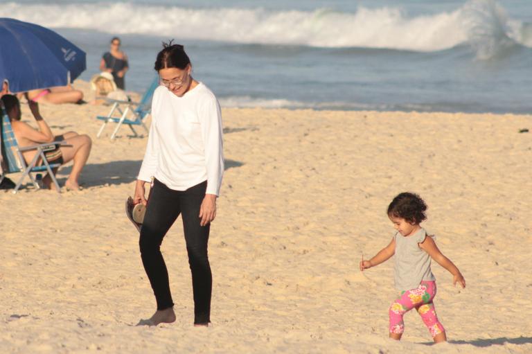 Carolina Ferraz curte dia na praia com a filha caçula