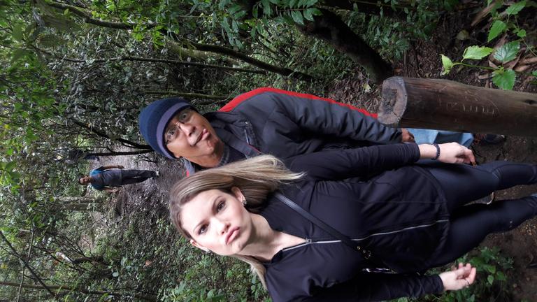 Karen e Marcos fazendo trilha em Monte Verde 