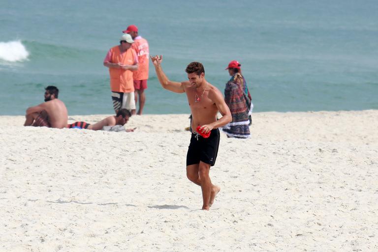 Cauã Reymond exibe boa forma ao correr em praia no RJ