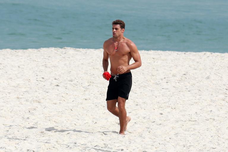 Cauã Reymond exibe boa forma ao correr em praia no RJ