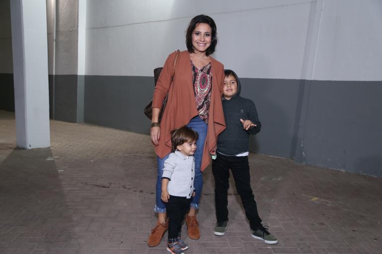 Juliana Silveira e os filhos