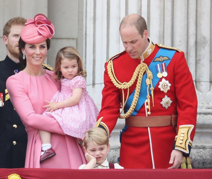 Príncipe George e Charlotte roubam a cena em evento