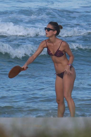 Fernanda de Freitas joga frescobol e exibe boa forma em dia de praia