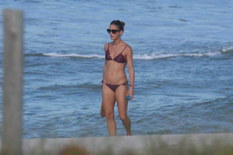 Fernanda de Freitas joga frescobol e exibe boa forma em dia de praia