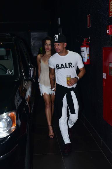 Ex-BBB Emilly Araújo curte noite com amigo de Neymar
