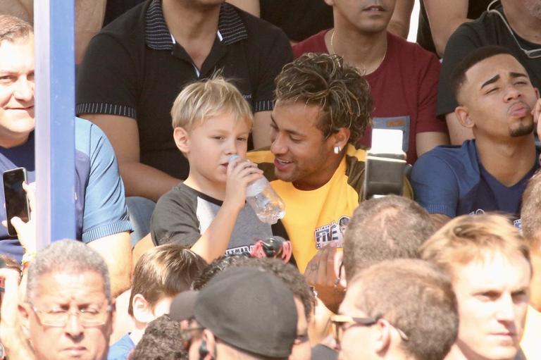 Neymar se diverte com o filho em evento